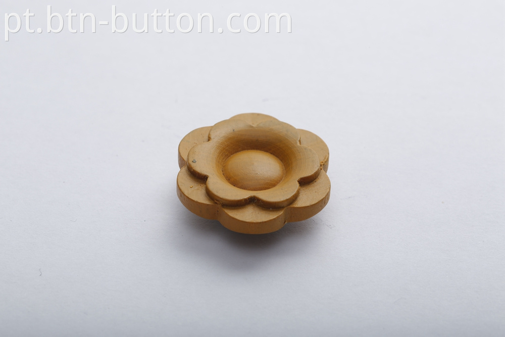 Wooden buttons for shirts